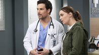Grey's Anatomy – Grey's Anatomy Staffel 15 Folge 24 Trauen ihren Augen nicht: Giacomo Gianniotti als Dr. Andrew DeLuca, Camilla Luddington als Dr. Jo Karev Copyright: SRF/ABC Studios