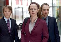 Tatort – Als Teamleiterin einer Unternehmensberatung steht Rita Landmann (Claudia Michelsen) unter großem Erfolgsdruck. Auf ihre Mitarbeiter Valentin (Max von Pufendorf, li) und Alex (Adrian Zwicker) kann sie sich 100-prozentig verlassen.