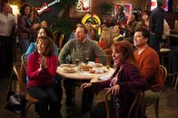 The Middle – Verbringen einmal einen Abend ohne ihre Kinder: Frankie (Patricia Heaton, vorne l.), Nancy (Jen Ray, M. l.), Ron (Sean O'Bryan, hinten l.), Bill (Pat Finn, hinten r.) und Paula (Julie Brown, vorne r.) ...