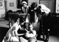 Onkel Bräsig – Ein Schuss hat sich gelöst beim Handgemenge zwischen Hawermann (Robert Zimmerling, rechts) und Axel von Rambow (Rolf Becker). Seine Frau Frieda (Marietta Schupp, vorn) und die Haushälterin Möllers (Uta Stammer) kümmern sich um den verletzten Gutsherrn.