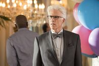 The Good Place – Nachdem Michael (Ted Danson) verkündet hat, dass er das Problem zu sein scheint, ist es nur schwer möglich, ihn umzustimmen, damit er "Good Place" nicht verlässt ...