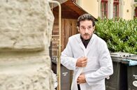 WaPo Bodensee – Fernsehkoch Eckehard Prinz (Tayfun Baydar) schleicht heimlich zu Nana von Lohe in die Schönheitsklinik.