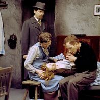 Cyankali – Mutter Fent (Ursula Braun) stützt den Kopf ihrer Tochter Hete (Renate Krößner), Dr. Möller (Heinz Behrens, stehend) und Hetes Verlobter Paul (Hermann Beyer) sehen bestürzt zu.