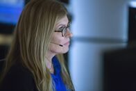 9-1-1 Notruf L.A. – Ein Flugzeugabsturz nimmt auch Abby (Connie Britton) emotional stark mit, denn kurz vor dem Absturz erreicht sie ein verstörender Anruf aus dem Flugzeug ...