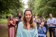 Die Sterntaler des Glücks – Katja Sterner (Alexandra Neldel, M.) ist glücklich darüber, dass sich alle Herzfelder (Nele Mueller-Stöfen, l., Kai Schumann, 2.v.l., Zoë Valks, 2.v.r., Bert Tischendorf, r.) freuen, dass sie die "Liebeslaube" in neuem Glanz erstrahlen lässt.