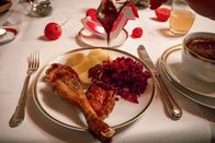 Zu Tisch ... – Die traditionelle Martinsgans bereitet Heidi mit einer Apfel-Backpflaumen-Füllung zu, dazu gibt es Rotkohl.