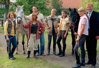 Alina – v.r.n.l. Jennifer (Jana Flötotto) mit ihrem Vater (Neithardt Riedel), Alina (Marett Katalin-Klahn mit ihrem Schwarm Patrick (Tim-Kristopher Hausmann), Tierärztin Stefanie (Jeannine Burch) mit Ludger (Matthias Bullach) und Patricks Schwester Nicole (Katrin Oesteroth)