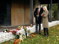 Die Anwälte – Sebastian Britten (Kai Wiesinger) und die Psychologin Sabine Hilten (Feo Aladag) schauen sich den Ort an, an dem die 18-jährige Tanja ganz alleine ihr Kind zur Welt brachte.