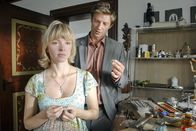Die Rosenheim-Cops – Sissi Thoma (Johanna Klante) hatte ein Verhältnis mit dem Ermordeten und will genau das vor Sven Hansen (Igor Jeftic) geheimhalten.