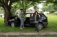 Großstadtrevier – Nils Sanchez (Enrique Fiß, l.) und Harry Möller (Maria Ketikidou, r.) werden zu einem ominösen Unfall gerufen: Vom Fahrer fehlt jede Spur.