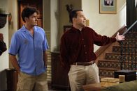 Two and a Half Men – Während Alan (Jon Cryer, r.) seine Freundin heimlich einziehen lässt, hat Charlie (Charlie Sheen, l.) ganz andere Probleme ...
