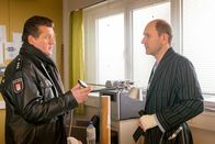 Notruf Hafenkante – Herr Thomsen (Götz Schubert, r.) hat sein Büro kurzerhand ins Elbkrankenhaus verlagert. Hans (Bruno F. Apitz, l.) möchte von ihm wissen, ob er den anonymen Anrufer beim Notruf identifizieren kann.