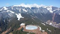 Eco – Wasser als Batterie: Nun überlegen auch kleine Skigebiete, ob sie die Speicherseen, die sie für Schneekanonen angelegt haben, auch als Energiespeicher nutzen können.