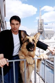 Kommissar Rex – Rex und sein "Herrchen" Kommissar Brandtner (Gedeon Burkhard) über den Dächern von Wien.