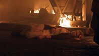 Armans Geheimnis – ARD/WDR ARMANS GEHEIMNIS (7), "In Flammen", 13-teilige Abenteuerserie Deutschland 2015 Uhr im ERSTEN. Charlie (Sinje Irslinger) liegt bewusstlos im brennenden Stall.