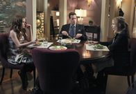 Ringer – Juliet (Zoey Deutch, l.) und Andrew (Ioan Gruffudd, M.) verstehen nicht, warum sich Bridget (Sarah Michelle Gellar, r.), die sie nach wie vor für Siobhan halten, so seltsam verhält ...