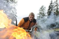 Die Bergretter – Unter Lebensgefahr nähert sich Andreas Marthaler (Martin Gruber) dem Flugzeugwrack.