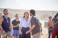 The Last Wave – Ben Lebon (David Kammenos) will Iréne Lecap (Isabel Otero) vor der aufkommenden Wolke warnen.