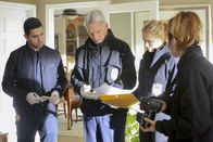 Navy CIS – Machen im Haus der jungen Mutter Turner eine grausame Entdeckung: das Navy-Team (v.l.n.r.) Torres (Wilmer Valderrama), Gibbs (Mark Harmon), Bishop (Emily Wickersham) und Quinn (Jennifer Esposito) ...