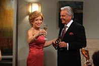Two and a Half Men – Geben ihre Verlobung bekannt: Teddy (Robert Wagner, r.) und Evelyn (Holland Taylor, l.) ...