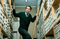 Geraubte Küsse – Der naive Antoine (Jean-Pierre Léaud) wird in seiner neuen Anstellung als Privatdetektiv in Tabards Schuhgeschäft eingeschleust.