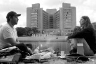 Streetphilosophy – Wir müssen wieder lernen, das Fremde zuzulassen, erklärt Philosophin Vanessa Jonas beim Grillen an der Spree.