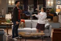Call Me Kat – Max (Cheyenne Jackson, l.); Kat (Mayim Bialik, r.)