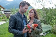 SOKO Kitzbühel – Wurde der Gartenzwerg von einem erbosten Nachbarn geköpft? Genau das fragen sich Lukas Roither (Jakob Seeböck, l.) und Nina Pokorny (Julia Cencig, r.).
