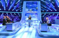 Quizduell – Moderator) (v.l. am Panel, Vater und Sohn) - Team „Vater-Sohn-Gespann“ - sowie der Teamkapitänin Team Deutschland Ilona Rebmann (75, Rentnerin aus Hamburg, r.)