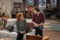 Call Me Kat – Sheila (Swoosie Kurtz, l.); Kat (Mayim Bialik, r.)