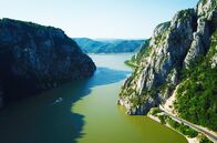 Die Donau – Im Eisernen Tor zwischen Rumänien und Serbien zwängt sich die Donau durch enge Schluchten mit bis zu 300 Meter hohen Felswänden. An ihrer schmalsten Stelle ist die Donau hier gerade mal 150 Meter breit.