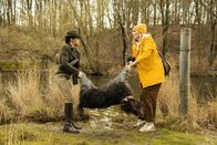 Jagdsaison – Bella (Almila Bagriacik, l.) muss Eva (Rosalie Thomass, r.) helfen, die Leiche von Hund Rocco zu verstecken, den Eva versehentlich mit Bellas Waffe erschossen hat.