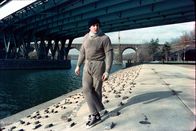 Rocky – Rocky - Die Chance seines Lebens Unter den Brücken Philadelphias: Sylvester Stallone als Rocky Balboa
