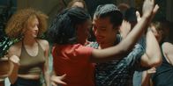 L'Opéra - Dancing in Paris – Flora (Suzy Bemba) lernt Pablo Munoz (Roque Rodriguez) einen begabten Tänzer aus Kuba kennen. Doch ist er Freund oder ein weiterer Rivale auf dem Weg nach ganz oben?