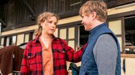Reiterhof Wildenstein – Rike (Klara Deutschmann) macht Philipp (Benjamin Kramme) Mut.