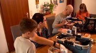 Marktcheck checkt ... – Edeka oder Rewe? Wer ist günstiger? Familie Mack aus Ludwigshafen macht den Test.