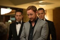 Suits – Ein Pokerabend wird für Harveys alten Freund zur existenziellen Bedrohung – er hat seine Firma an Thomas Walsh (Scott Grimes, M.) verspielt. Harvey (Gabriel Macht, r.) und Mike (Patrick J. Adams, l.) setzen alles daran, das Blatt doch noch zu wenden.