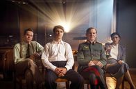 Die Spaltung der Welt – Die dokumentarische Drama-Serie "Die Spaltung der Welt" erzählt reale Schicksale während des Zweiten Weltkriegs. Wernher von Braun (Max Wagner, 2. v. l.) will zum Mond. Für die Nazis baut er stattdessen Kriegsraketen.