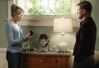 Desperate Housewives – Lynette (Felicity Huffman, l.) und Tom (Doug Savant, r.) verbringen ein gemeinsames Wochenende, um ihre Ehe wieder in den Griff zu bekommen. Doch wird es ihnen gelingen?