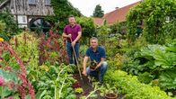Garten & Lecker – Nach Versmold geht die zweite Gartenreise. Hier beackern Klaus Wagenhuber (r) und Jan Leßmeier (l) ihr Paradies. Der 1,5 Hektar große Landhausgarten gehört zu den schönsten Deutschlands und das Anwesen wird in der Liste der Kulturlandschaft prägenden Hofstellen Ostwestfalens geführt. Im klassisch westfälischen Bauerngarten wachsen Sommerblumen aus Großmutters Zeiten und so viel Gemüse, dass die Naturfreunde fast Selbstversorger sind.