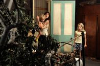 Der Baum – Bedrohlich: Ein Ast ist im Haus gelandet. Dawn (Charlotte Gainsbourg) schützt ihre Kinder Charlie (Gabriel Gotting) und Simone (Morgana Davies, re.).
