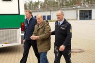 SOKO Stuttgart – Was hat es damit auf sich, dass Kriminaldirektor Michael Kaiser (Karl Kranzkowski, M.) von zwei Beamten in der JVA zu seinem Zellenblock geführt wird?