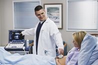 Scrubs - Die Anfänger – Der Geburtshelfer (Michael Ausiello, l.) kümmert sich um seine Patientin (Elizabeth Banks, r.) ...