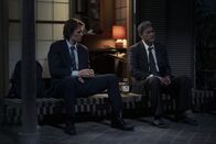 Tokyo Vice – Jake Adelstein (Ansel Elgort, l.); Hiroto Katagiri (Ken Watanabe, r.)