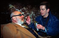 Kommissar Rex – Der Industrielle Erich Staller (Rolf Hoppe, l.) wird von seinem Entführer Posch (Dominik Glaubitz, r.) gefüttert.