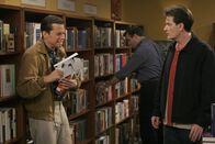 Two and a Half Men – Alan (Jon Cryer, l.) befindet sich in einer tiefen Lebenskrise, weil sein Sohn langsam flügge wird. Als Charlie (Charlie Sheen, r.) ihn ablenken will, da Jake bei einem Kumpel übernachtet, hat Alan einen Nervenzusammenbruch nach dem anderen ...