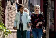 Young Sheldon – Doris (Marla Gibbs, l.); Connie "Meemaw" Tucker (Annie Potts, r.)