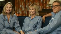 ARD SommerKino: Und dann kam Dad – Die Künstlerin Ellie (Leslie Bibb, Mitte) wird als Liebling ihrer wohlhabenden Eltern, Tigger (Kim Cattrall, li.) und Bill (David Rasche, re.), gepampert.