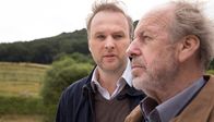 Hotel Heidelberg – Der schwerkranke Günther (Rüdiger Vogler, re.) hört lieber auf einen Wunderheiler als auf seinen Sohn Stefan (Stephan Grossman).