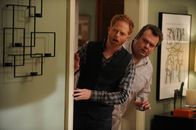 Modern Family – Mitchell (Jesse Tyler Ferguson, l.) und Cameron (Eric Stonestreet) bekommen mit, dass der Gärtner Kummer zu haben scheint...